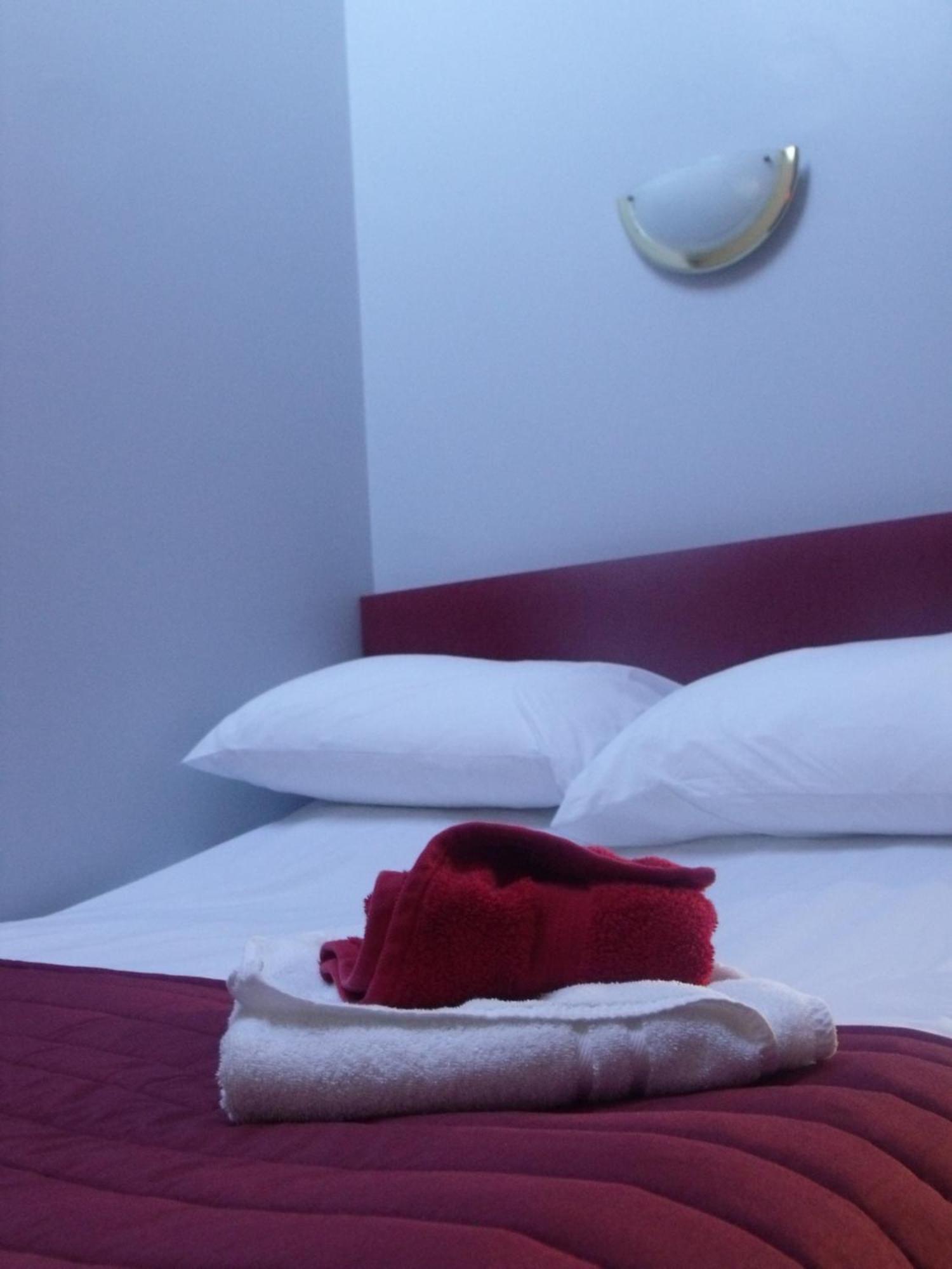 Stag Coach House Hotel Carmel Room photo