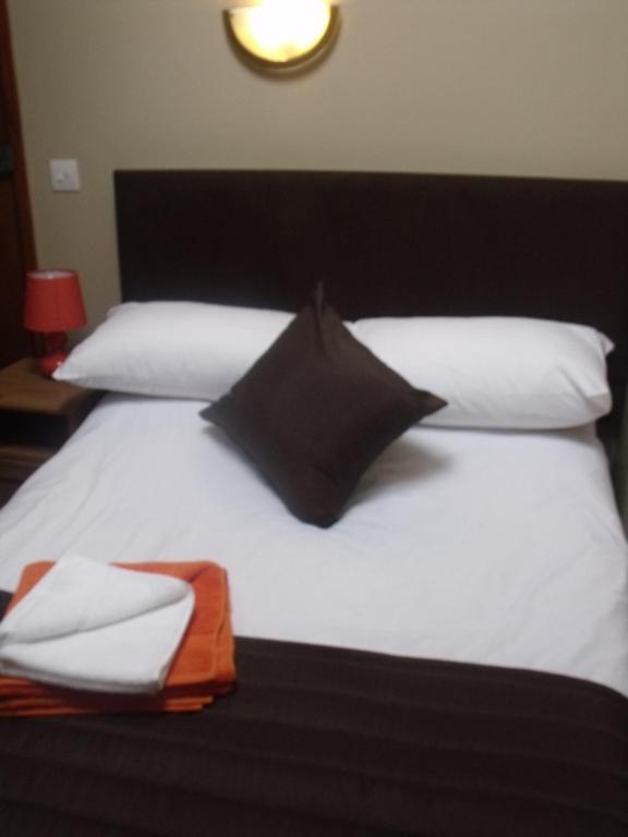 Stag Coach House Hotel Carmel Room photo